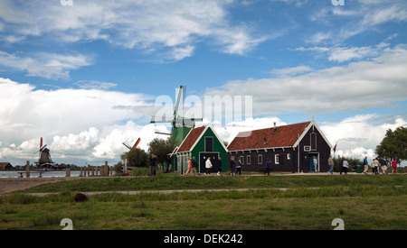 Tourisme à Zaanse Schans, une collection historique de moulins à vent et de maisons, à Zaandam, Hollande du Nord, aux Pays-Bas. Banque D'Images