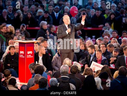 Berlin, Allemagne. 19e Août, 2013. Chancelier-candidat du Parti Social-démocrate Peer Steinbrueck prononce un discours à l'événement de campagne 'CV vidéo sportif Open Air' à Alexanderplatz à Berlin, Allemagne, 19 septembre 2013. Photo : Kay Nietfeld/dpa/Alamy Live News Banque D'Images