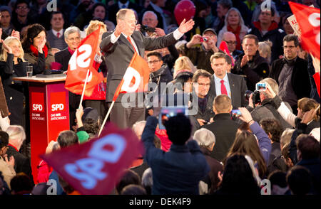 Berlin, Allemagne. 19e Août, 2013. Chancelier-candidat du Parti Social-démocrate Peer Steinbrueck prononce un discours à l'événement de campagne 'CV vidéo sportif Open Air' à Alexanderplatz à Berlin, Allemagne, 19 septembre 2013. Photo : Kay Nietfeld/dpa/Alamy Live News Banque D'Images