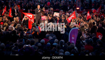 Berlin, Allemagne. 19e Août, 2013. Chancelier-candidat du Parti Social-démocrate Peer Steinbrueck prononce un discours à l'événement de campagne 'CV vidéo sportif Open Air' à Alexanderplatz à Berlin, Allemagne, 19 septembre 2013. Photo : Kay Nietfeld/dpa/Alamy Live News Banque D'Images