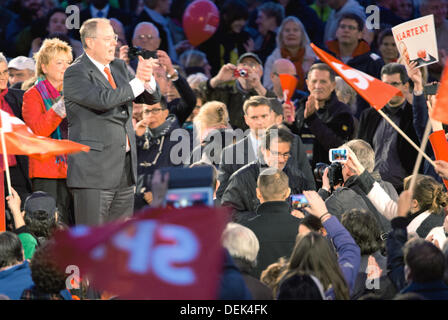 Berlin, Allemagne. 19e Août, 2013. Chancelier-candidat du Parti Social-démocrate Peer Steinbrueck prononce un discours à l'événement de campagne 'CV vidéo sportif Open Air' à Alexanderplatz à Berlin, Allemagne, 19 septembre 2013. Photo : Kay Nietfeld/dpa/Alamy Live News Banque D'Images