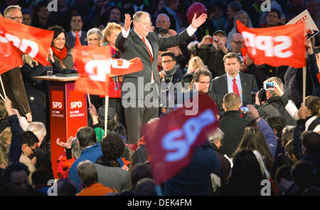 Berlin, Allemagne. 19e Août, 2013. Chancelier-candidat du Parti Social-démocrate Peer Steinbrueck prononce un discours à l'événement de campagne 'CV vidéo sportif Open Air' à Alexanderplatz à Berlin, Allemagne, 19 septembre 2013. Photo : Kay Nietfeld/dpa/Alamy Live News Banque D'Images