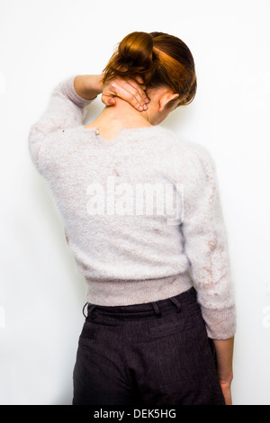 Jeune femme avec la douleur au cou Banque D'Images