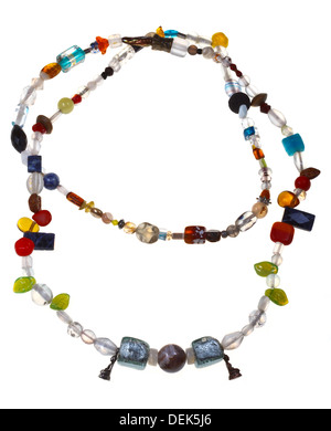 Collier multi-couleur de l'améthyste, la lazurite, sodalite, onyx, perles de verre et des figurines de Bouddha isolé sur fond blanc Banque D'Images