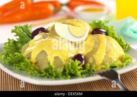 Apéritif péruvien appelé Papa a la Huancaina faits de pommes de terre cuites, sauce Huancaina, œufs durs et les olives Banque D'Images