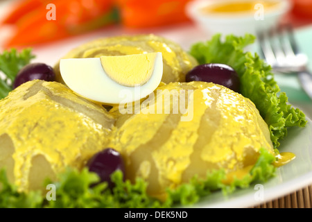 Apéritif péruvien appelé Papa a la Huancaina faits de pommes de terre cuites, sauce Huancaina, œufs durs et les olives Banque D'Images