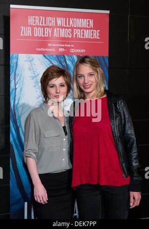 Berlin, Allemagne. 19e Août, 2013. Actrices Josefine Preuss (L) et Jytte-Merle Boehrnsen (R) pose devant l'appareil photo avec le directeur Thorsten Klein à la première du film 'Lost Place' au Cinestar à Potsdamer Platz à Berlin, Allemagne, 19 septembre 2013. Le film est présenté dans les salles allemandes le 19 septembre 2013. Photo : Joerg Carstensen/dpa/Alamy Live News Banque D'Images