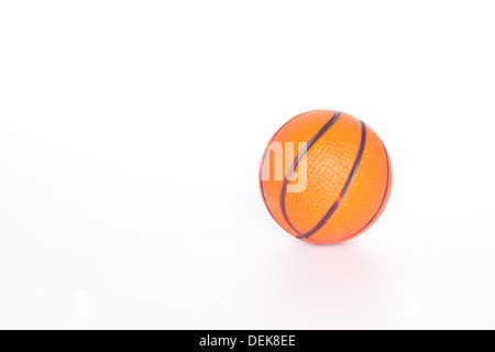 Basket-ball sur papier blanc Banque D'Images
