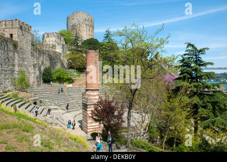 Istanbul, Sariyer, Rumelihisar, im Frühling blühen die Judasbäume Banque D'Images