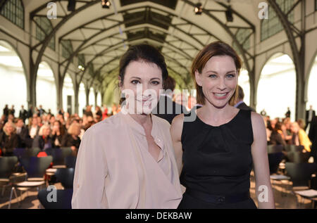 Berlin, Allemagne. 19e Août, 2013. L'actrice Iris Berben (R) et Christiane Paul (L) assister à la cérémonie de remise des prix de la Galerie nationale pour les jeunes artistes à Berlin, Allemagne, 19 septembre 2013. Photo : Bernd von Jutrczenka/dpa/Alamy Live News Banque D'Images