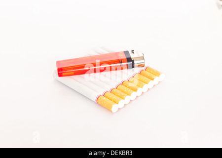 Cigarettes sur papier blanc Banque D'Images