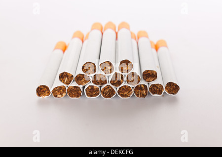 Cigarettes sur papier blanc Banque D'Images