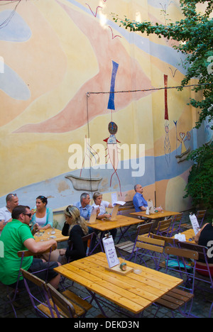 Cafe Restaurant terrasses Kunsthofpassage courtyard new town ville Dresde Allemagne Europe centrale orientale Banque D'Images