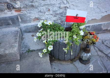 Des fleurs et des bougies à la mémoire des victimes de la Seconde Guerre mondiale. Stare Miasto. Varsovie. La Pologne. Banque D'Images