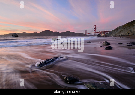 Golden Gate Bridge après le coucher du soleil avec de l'eau nuages rouges et violets Banque D'Images