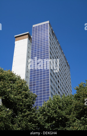 Les cellules photovoltaïques sur le côté d'un bloc d'habitation de grande hauteur sur l'Edward Woods estate, Shepherd's Bush, à l'ouest de Londres. Banque D'Images