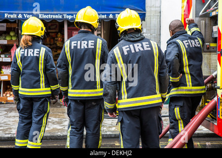 Les services d'urgence Les pompiers du London Fire Brigade répondre à une urgence à Stoke Newington, Londres. Banque D'Images