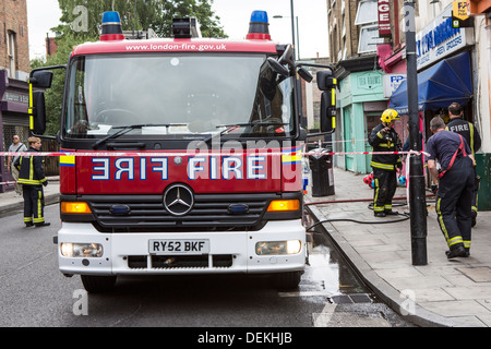 Les services d'urgence Les pompiers du London Fire Brigade répondre à une urgence à Stoke Newington, Londres. Banque D'Images
