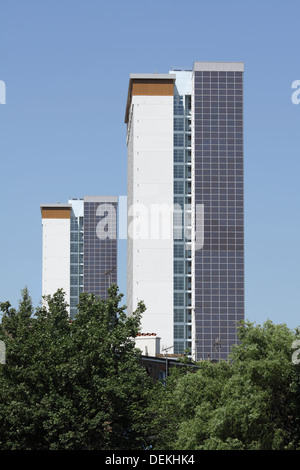 Les cellules photovoltaïques sur le côté de l'habitation de grande hauteur sur les blocs-Woods estate, Shepherd's Bush, à l'ouest de Londres. Banque D'Images