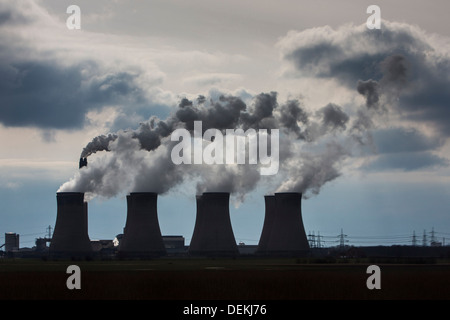 La vapeur et la fumée des cheminées des soufflets et des tours de refroidissement de Ratcliffe-on-Soar power station Banque D'Images