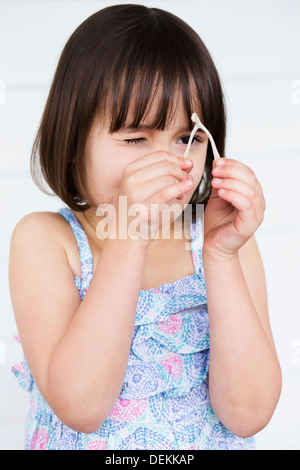 Caucasian girl examinant triangle inférieur Banque D'Images