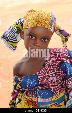 Girl Tribu Fulani vêtus de vêtements aux couleurs vives Banque D'Images