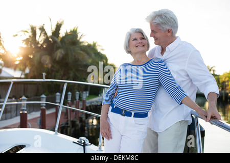 Caucasian couple standing sur pont de bateau Banque D'Images