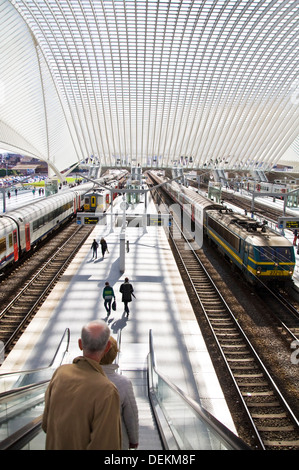 Les passagers sur la plate-forme et l'escalator à la gare de Liège Guillemins Belgique Banque D'Images