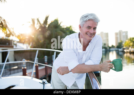 Caucasian le café sur pont de bateau Banque D'Images