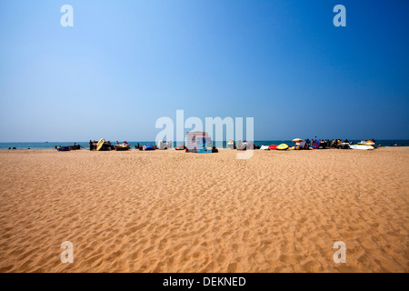 Les touristes sur la plage de Baga, plage de Calangute, North Goa, Goa, Inde Banque D'Images