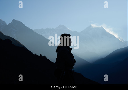 Guide se tenait devant l'himalaya se découpant au lever du soleil - opinion au-dessus de Namche Bazar - Everest derrière lui à gauche Banque D'Images