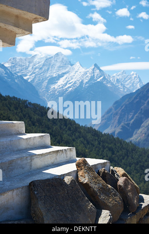 Un stupa (lumières) est entouré par la prière comprimés le sentier entre Namche Bazar et de Thamo et Thame, Népal Banque D'Images