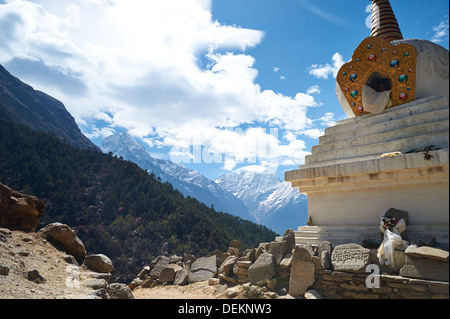 Un stupa (lumières) est entouré par la prière comprimés le sentier entre Namche Bazar et de Thamo et Thame, Népal Banque D'Images