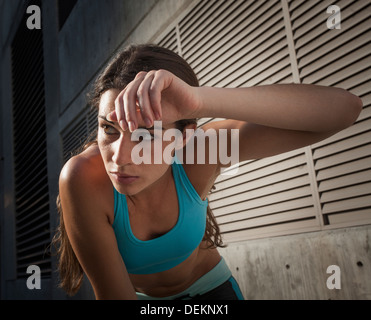 Caucasian runner sueur sur le front d'essuyage Banque D'Images