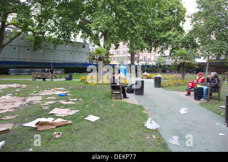 Londres, Royaume-Uni. 20 septembre 2013. L'image montre les ordures laissées par les campeurs dans la région de Hanover Square après l'Apple store sur Regent Street a été inondé avec des fans de l'iPhone 5s, l'IPhone a été acheteurs camping pendant des jours, firent irruption dans les Apple Store à travers le monde à 8h00 heure locale ce matin, pour mettre la main sur le nouvel iPhone 5s et 5c. Crédit : Jeff Gilbert/Alamy Live News Banque D'Images