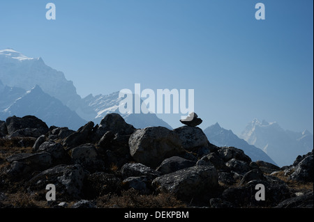 Cairn perché sur rock marque non seulement le chemin, mais les randonneurs assembler comme une valeur spirituelle pour la bonne chance et le sud du Népal, Gokyo Banque D'Images