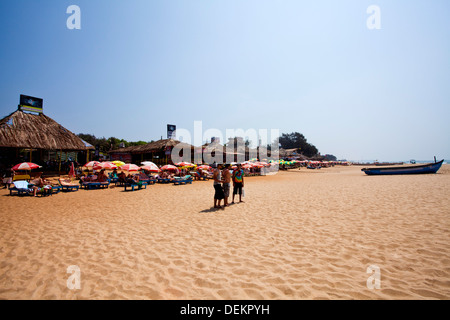 Les touristes sur la plage de Baga, plage de Calangute, North Goa, Goa, Inde Banque D'Images