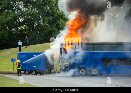 Les pompiers s'attaquer à un coach blaze dans une station-service sur l'autoroute M5 dans le Somerset. Banque D'Images