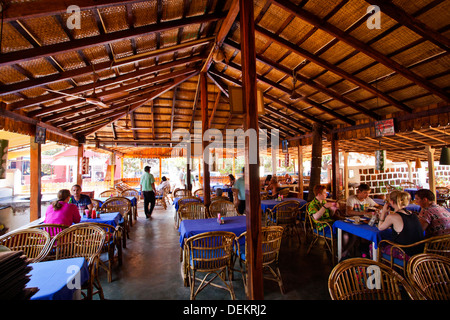Les touristes dans un restaurant, restaurant Oasis, Anjuna, Nord de Goa, Goa, Inde Banque D'Images