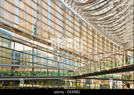 Piétons et de murs de verre de bâtiment moderne Banque D'Images