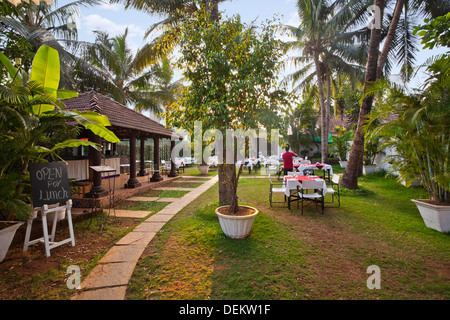 Tables et chaises de jardin dans un restaurant, Le Jardin, Calangute, North Goa, Goa, Inde Banque D'Images