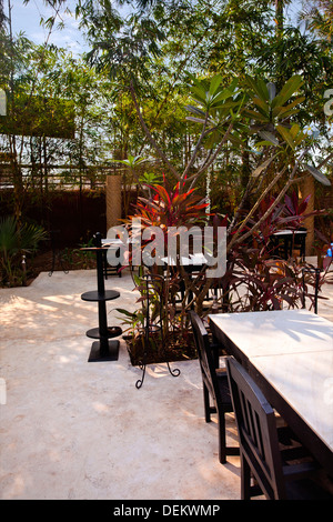 Des tables et des chaises dans la cour d'un restaurant, le Poisson rouge, Baga, Nord de Goa, Goa, Inde Banque D'Images