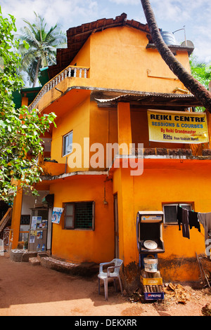 Façade d'un centre de yoga, reiki Centre, Arambol, Nord de Goa, Goa, Inde Banque D'Images