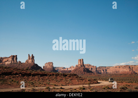 Les formations rocheuses le long de la route, la Vallée des Dieux, Utah, United States Banque D'Images