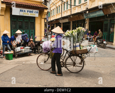 Charge du vendeur la pousse à travers les rues de Hanoi, Vietnam Banque D'Images