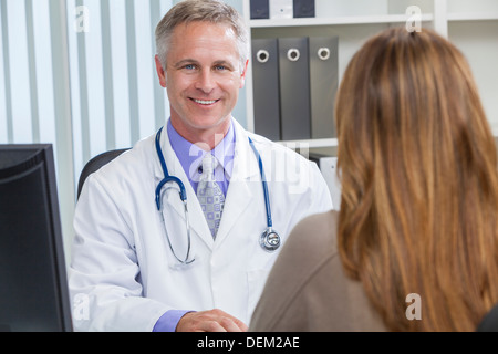 Femme médecin parler à une femme dans un bureau de l'hôpital Banque D'Images