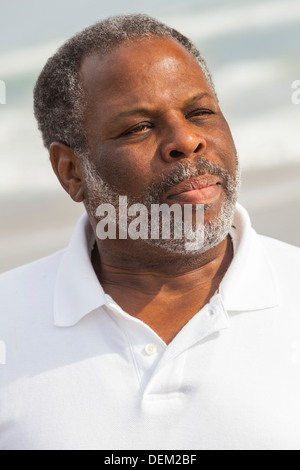 Portrait of a senior African American man dans la soixantaine à la plage Banque D'Images