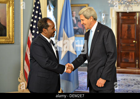 Le secrétaire d'Etat américain John Kerry se félicite le Président somalien Hassan Sheikh Mohamud au département d'État le 20 septembre 2013 à Washington, DC. Banque D'Images