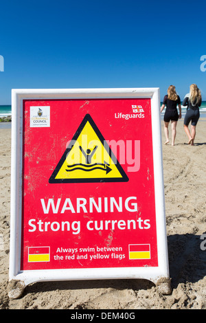 Un panneau d'avertissement de forts courants à Chapel Porth, sur la côte de Cornouailles, près de St Agnes. Banque D'Images