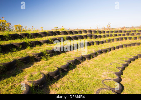 Un amphithéâtre construit avec les pneus usés à Mount Pleasant Parc écologique, Porthtowan, Cornwall, UK. Banque D'Images